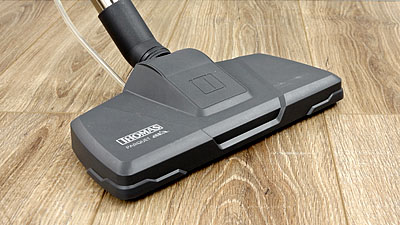 Gentle wet cleaning of parquet and laminate