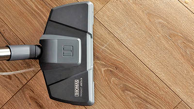 Careful washing of parquet and laminate without excessive wetting of the surface