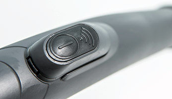 Flap on the hose for mechanical power control, suitable for cleaning fine textile surfaces