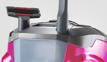 ALLERGY & FAMILY, удобные гнезда на корпусе пылесоса для насадки для мягкой мебели и щелевой насадки