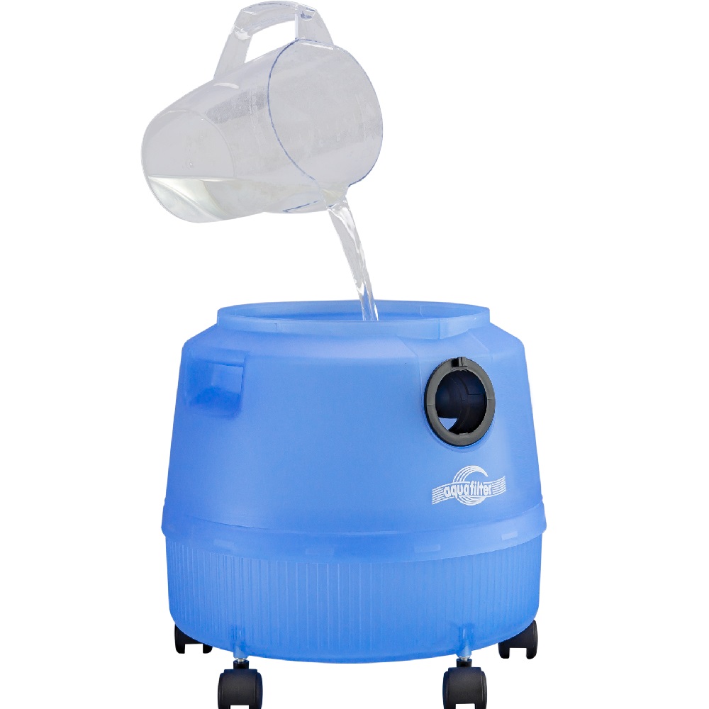 Washing vacuum cleaner THOMAS Super 30S Aquafilter, pouring water into the container inside the body