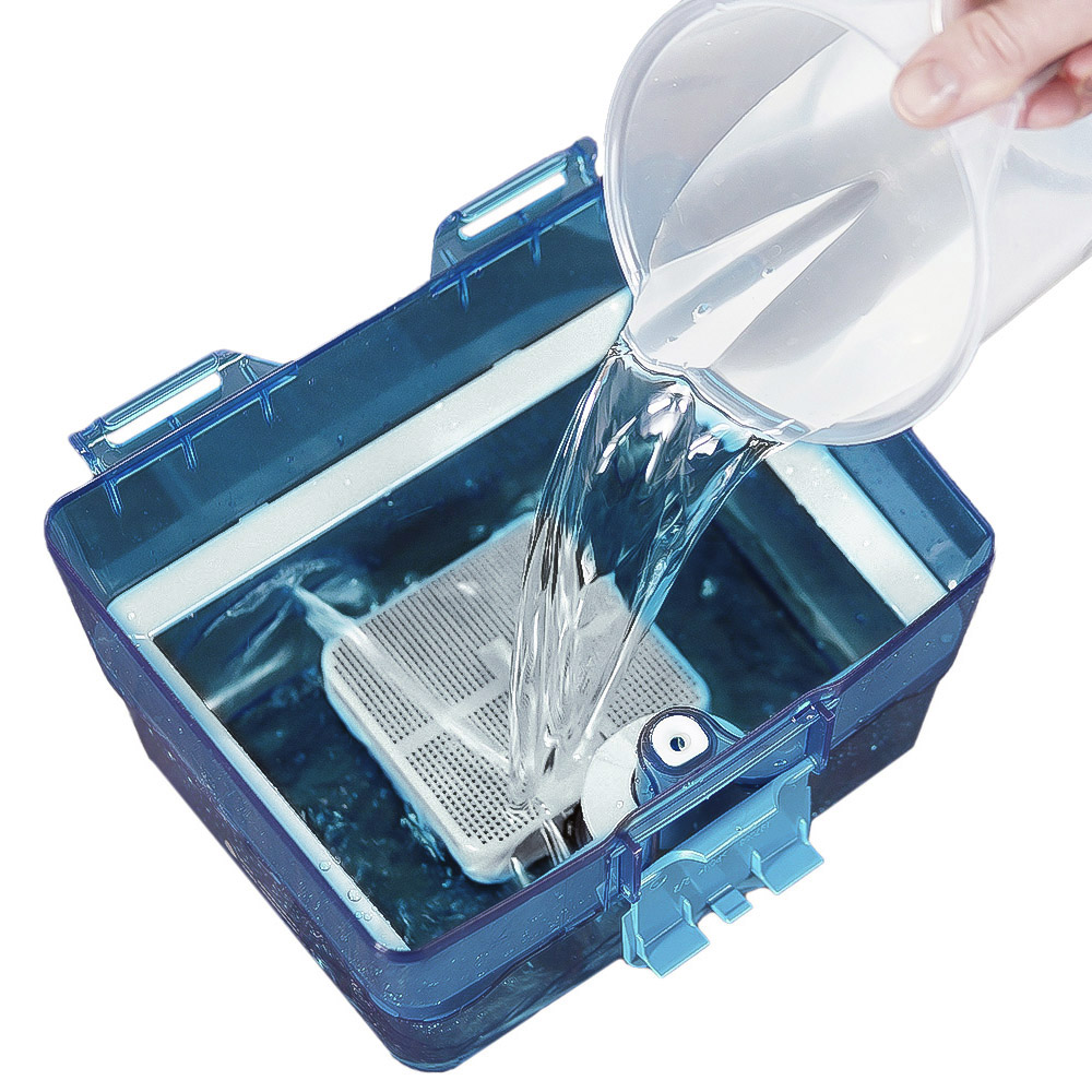 Заливка 1 л воды в контейнер водяного фильтра AquaBOX для сухой уборки