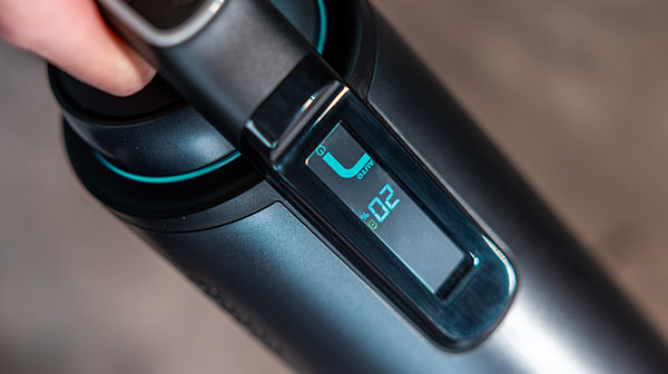 Практичним світлодіодний дисплей, який показує рівень заряду акумулятора, повідомляє, на якому рівні потужності ви зараз пилососите і коли потрібно спорожнити контейнер або перевірити ролик-щітку.