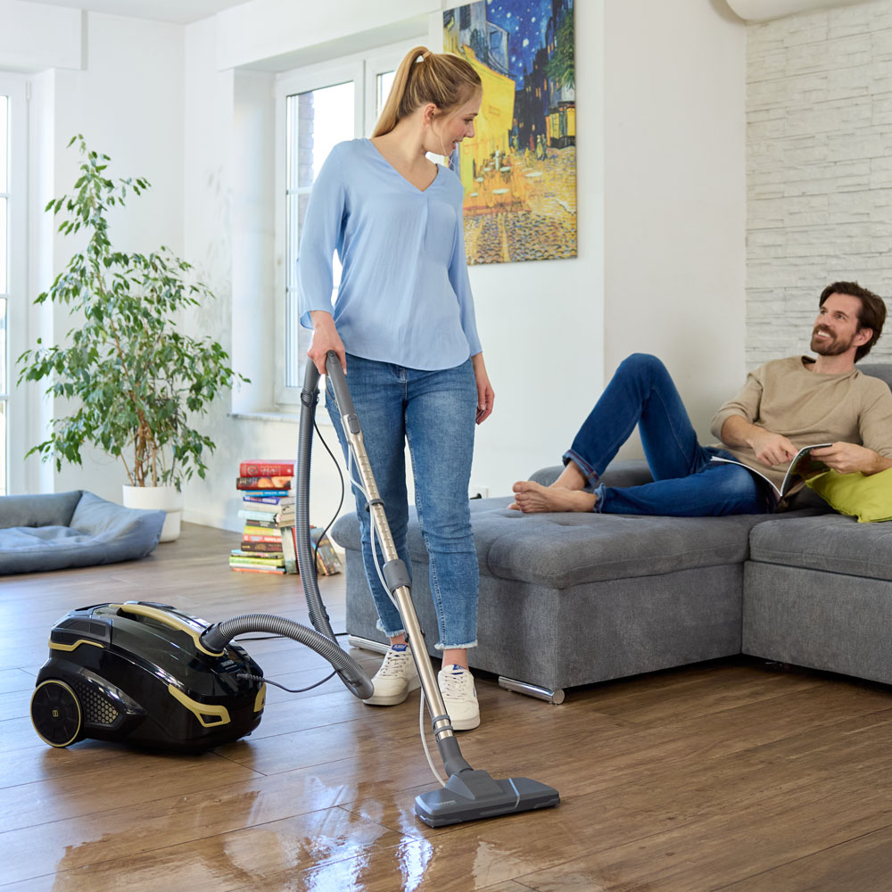 Моющий пылесос Amfibia Pro Evo, с помощью насадки AquaStealth происходит качественное и безопасное мытье паркета