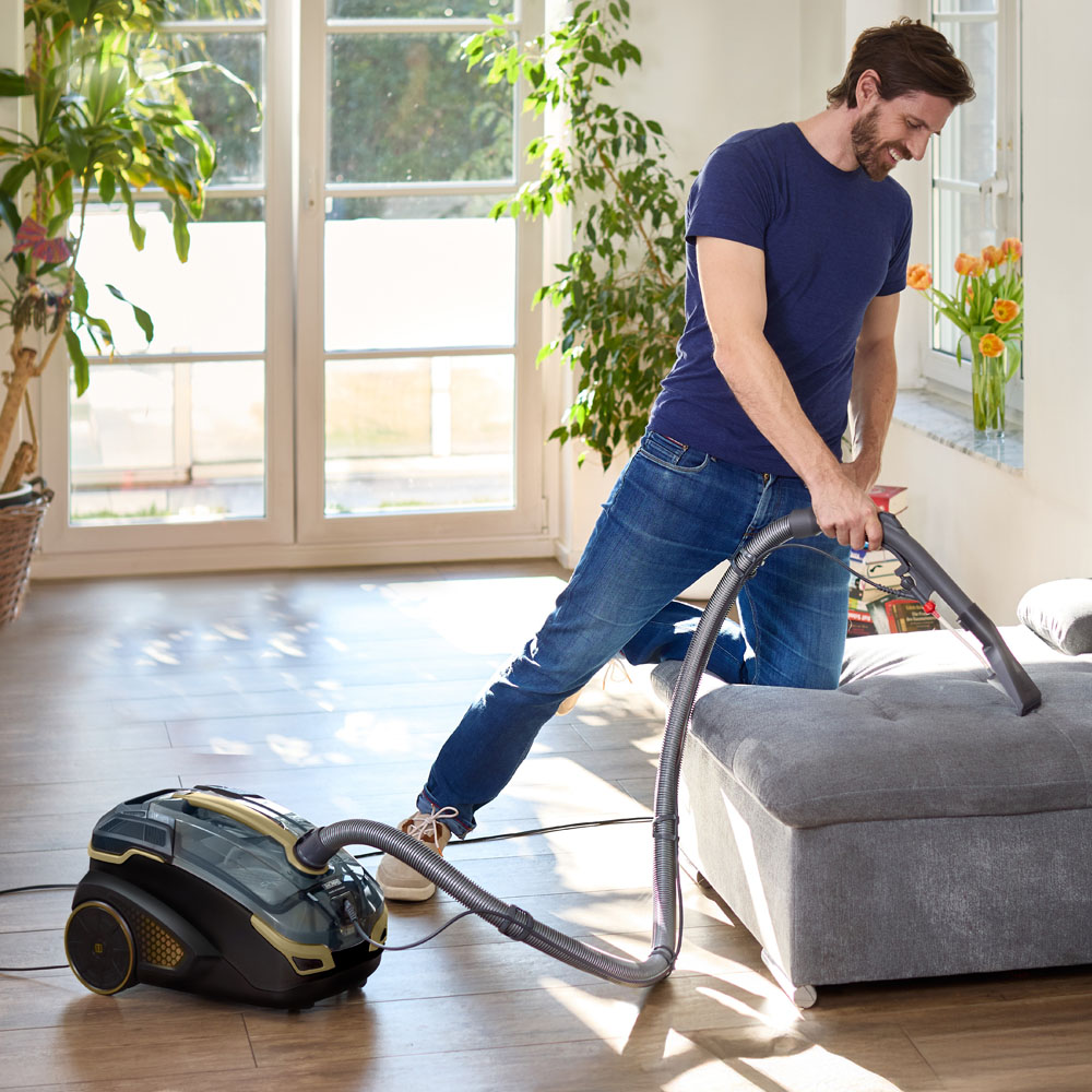 Amfibia Pro Evo поможет вам сделать качественную и тщательную чистку мягкой мебели