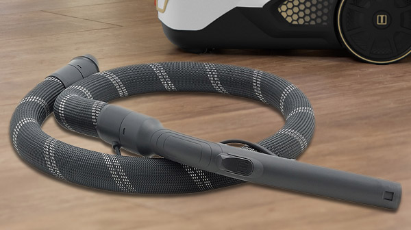 Гибкий кордовый шланг обеспечивает прочность, износостойкость и удобство в использовании