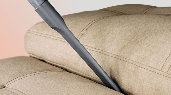 Уборка труднодоступных мест
Узкая форма насадки позволяет тщательно почистить радиаторы, батареи, плинтуса; убрать пыль и крошки между подушками мягкой мебели, складками и сгибами. 