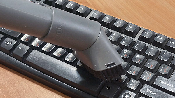 Легкая очистка деликатных и рифленых поверхностей
Конструкция насадки позволяет фиксировать щетку в двух положениях, что упрощает чистку горизонтальных и вертикальных поверхностей. Насадкой-кисточкой легко можно почистить книги, лепнину, плинтусы, багеты, детские игрушки, декоративные элементы, оргтехнику и т.п. 