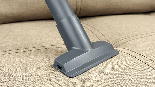 Тщательный сбор пыли и мусора с мягкой мебели и матрасов.
Качественная сухая чистка всех видов мягкой мебели, обивки салона автомобиля, вертикальных и горизонтальных поверхностей с небольшим ворсом.
Полоски-нитеподъемники на насадках помогают тщательно очистить обивку и наматрасники от ворса, шерсти, ниток и другого мусора, который трудно собрать.
