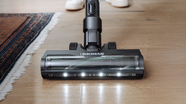 High-quality cleaning of floor coverings.
The turbo nozzle with a removable roller will perfectly cope with the quick and thorough collection of debris from the floor. The electric brush of the BX7 has a self-cleaning function and is therefore particularly low maintenance. Thanks to the integrated LED lighting, you won't miss a speck of dust at any time of day. The additional soft roller supplied is particularly suitable for sensitive hard floors.
