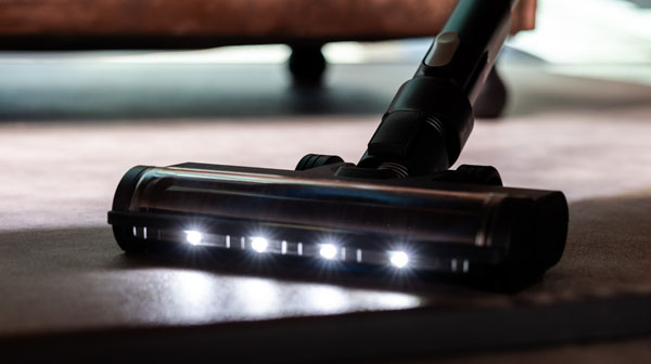 Thorough cleaning in dark places
The floor nozzle is equipped with automatic LED lighting for poorly lit areas. This allows you to collect all the debris behind sofas, under cabinets, etc.  The helically arranged bristles of the universal brush roller are particularly dense and therefore enable the best suction performance on short-pile carpets and hard floors.